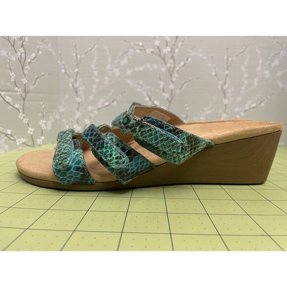 Vionic Dwyn Triple Strap Green Reptile Embossed Womens Size 8 Wedge Sandal - Picture 6 of 10